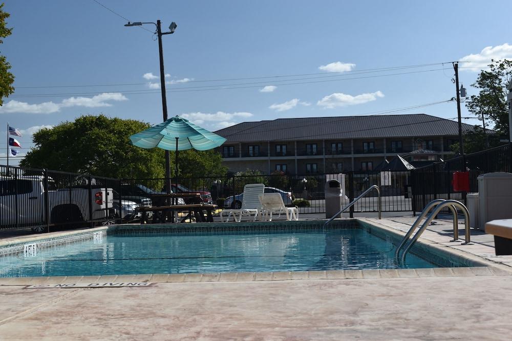 Super 8 By Wyndham Fredericksburg Hotel Ngoại thất bức ảnh