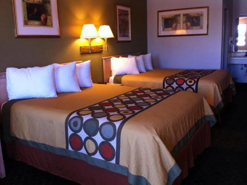Super 8 By Wyndham Fredericksburg Hotel Ngoại thất bức ảnh